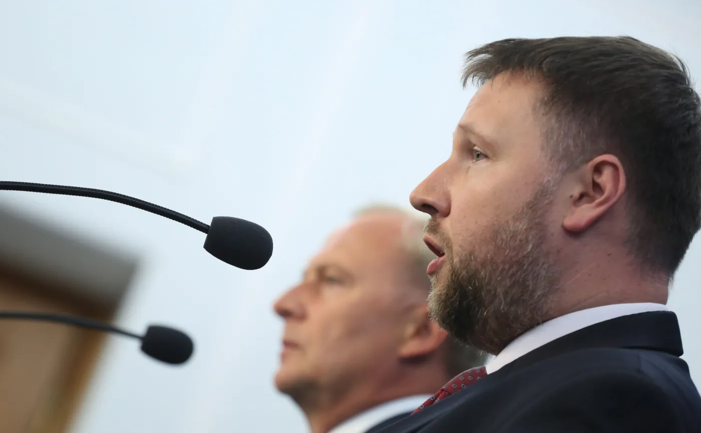 Posłowie PO Marcin Kierwiński i Czesław Mroczek na konferencji prasowej
