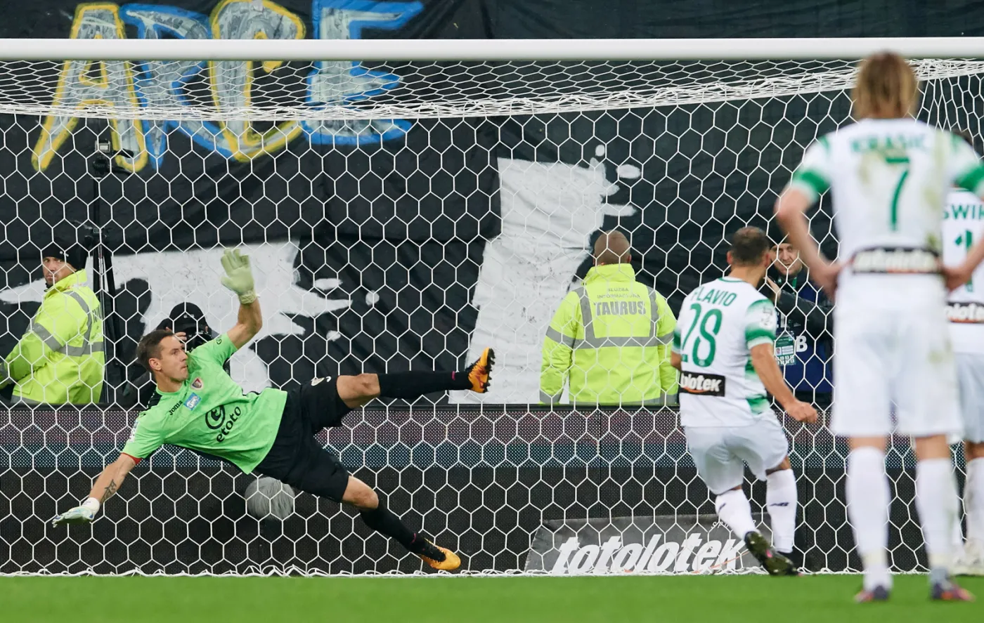 Piłkarz Lechii Gdańsk Flavio Paixao (2P) strzela bramkę z rzutu karnego Jakubowi Szmatule (L) z Piasta Gliwice