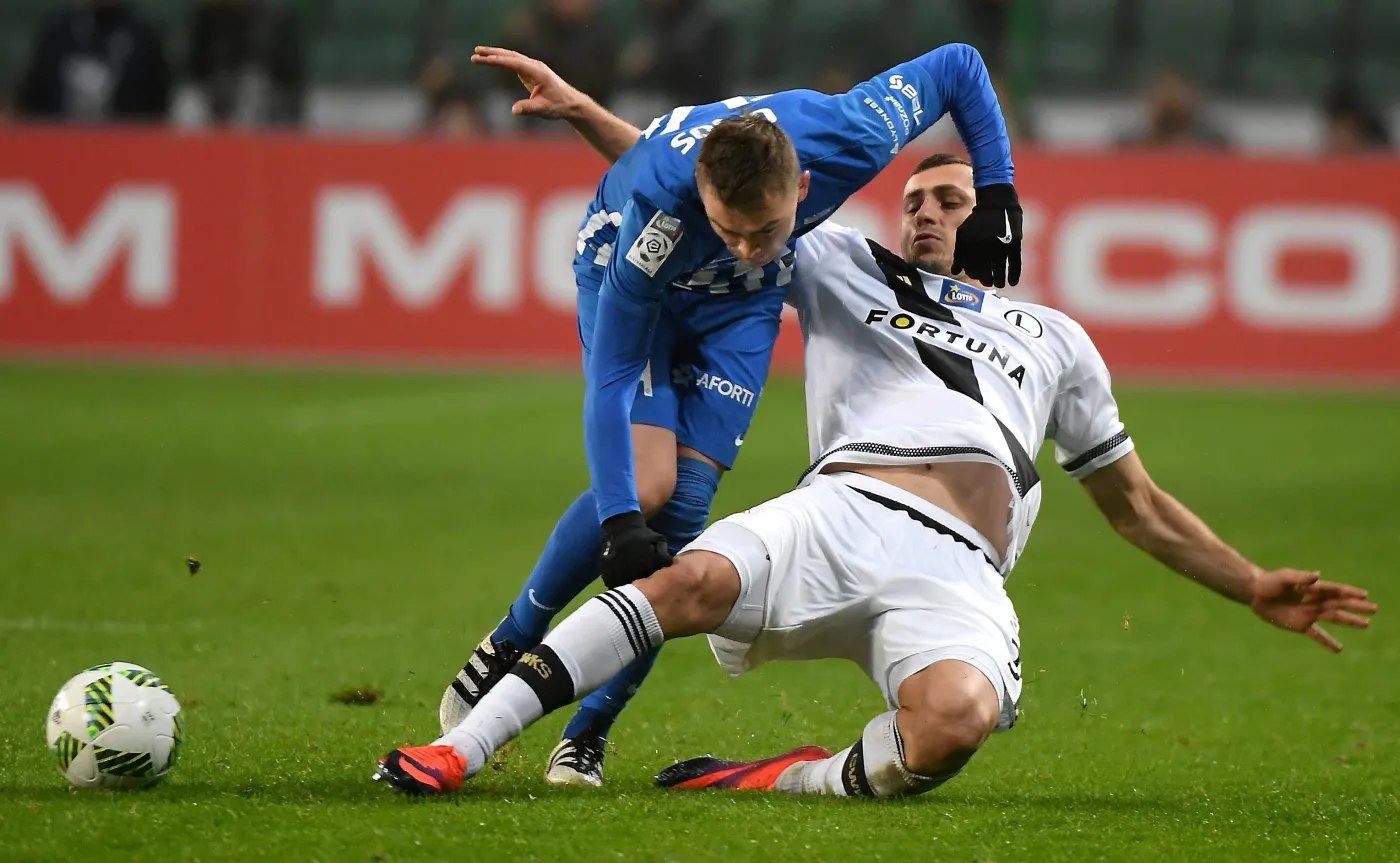 Piłkarz Legii Warszawa Tomasz Jodłowiec (P) i Maciej Gajos (L) z Lecha Poznań