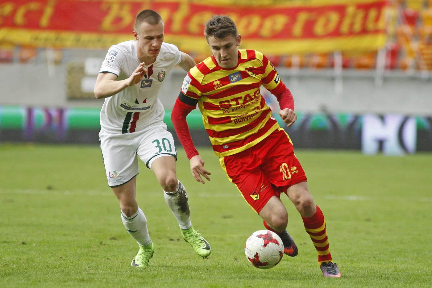 Piłkarz Jagiellonii Białystok Fiodor Cernych (P) i Kamil Dankowski (L) ze Śląska Wrocław