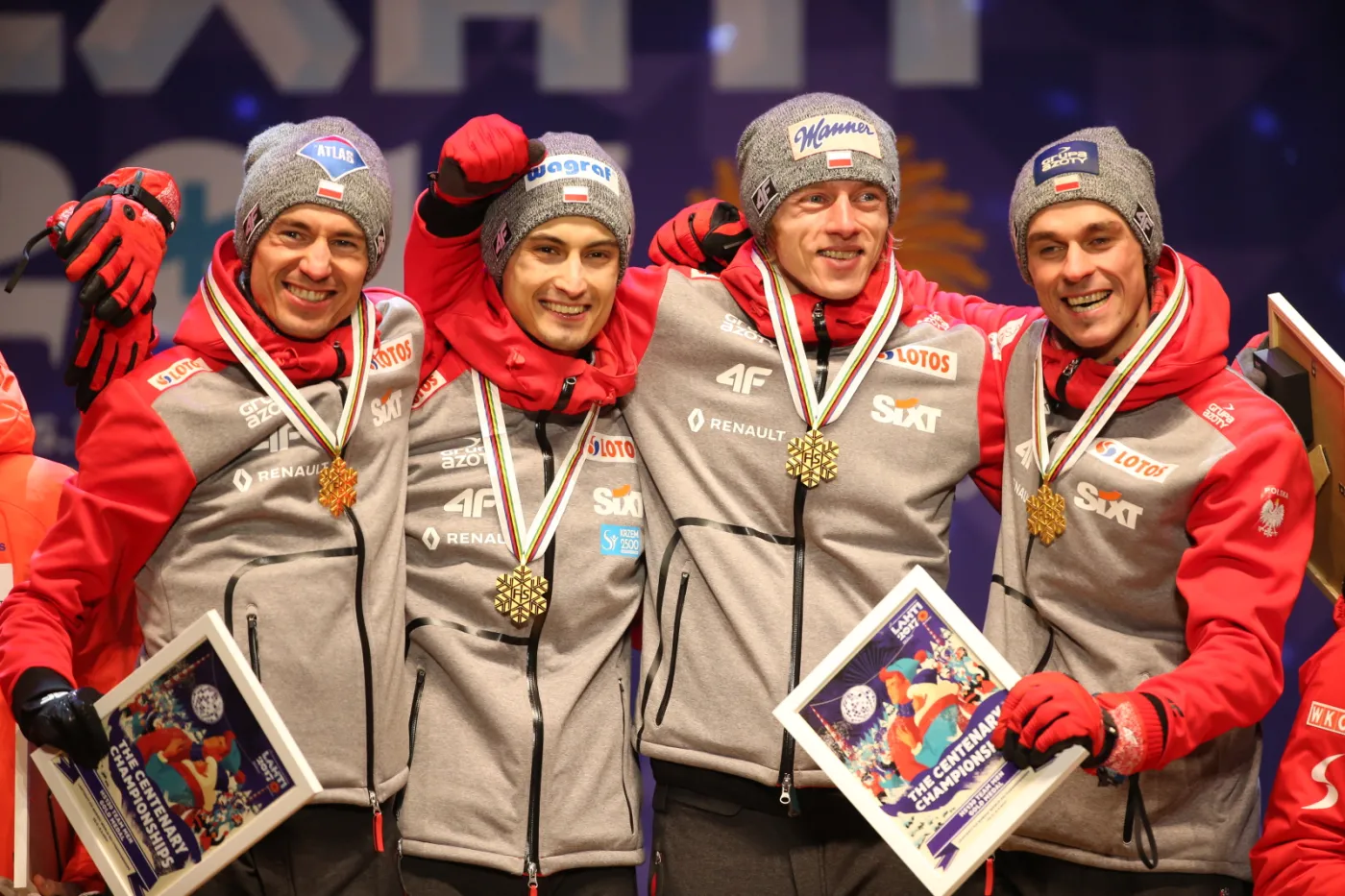 Kibice nie przywitali złotej drużyny z Lahti. Stoch, Kot, Kubacki i Żyła z lotniska wyszli bocznym wyjściem