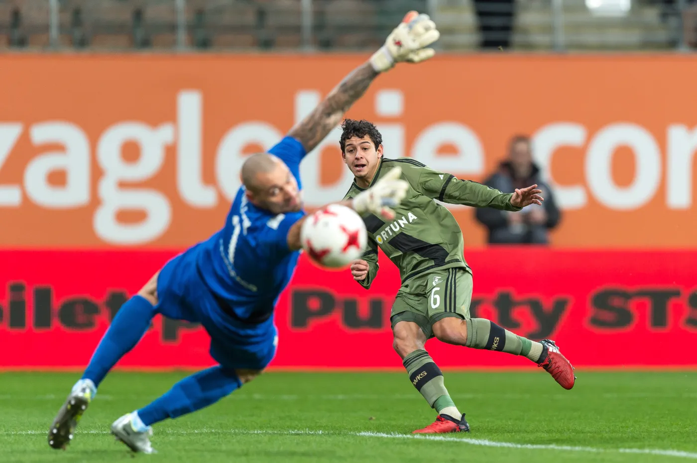 Bramkarz KGHM Zagłębia Lubin Martin Polacek (L) i Guilherme (P) z Legii Warszawa