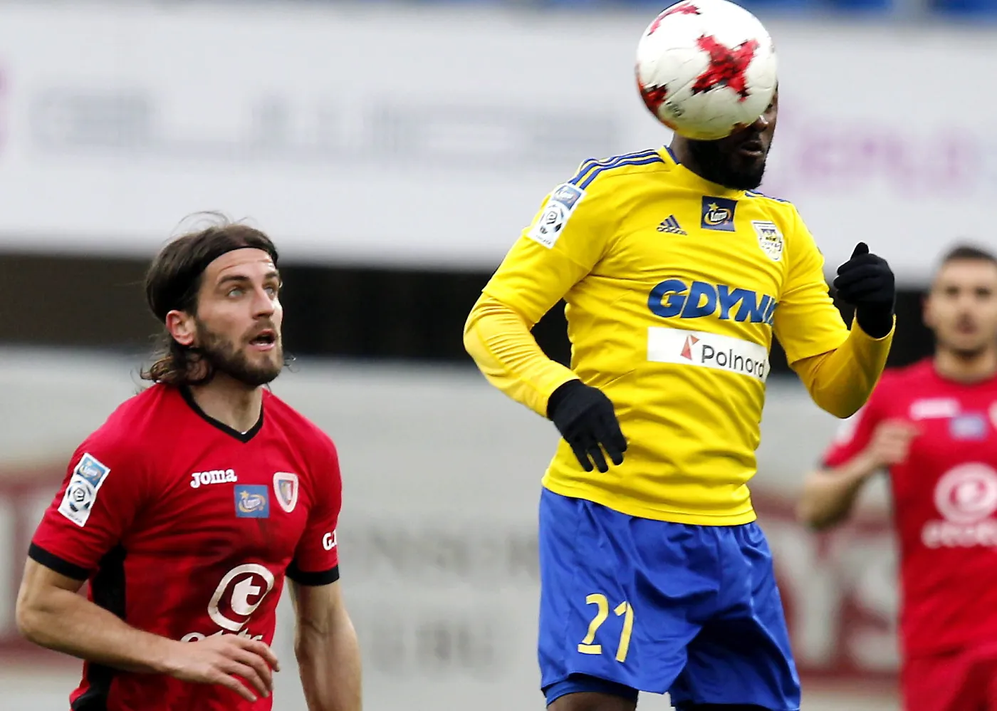 Piłkarz Piasta Gliwice Stojan Vranjes (L) i Yannick Kakoko (P) z Arki Gdynia podczas meczu Ekstraklasy