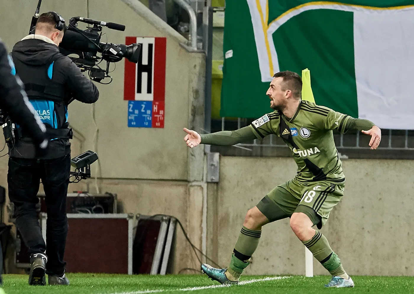 Michał Kucharczyk cieszy się z drugiego gola podczas meczu Ekstraklasy z Lechią Gdańsk