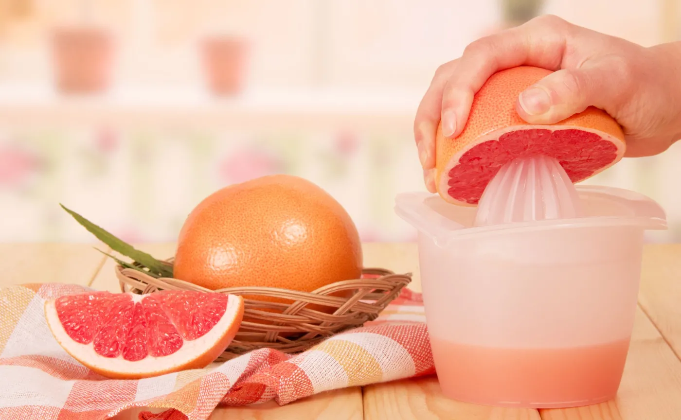 Wyciskanie soku z grejpfruta