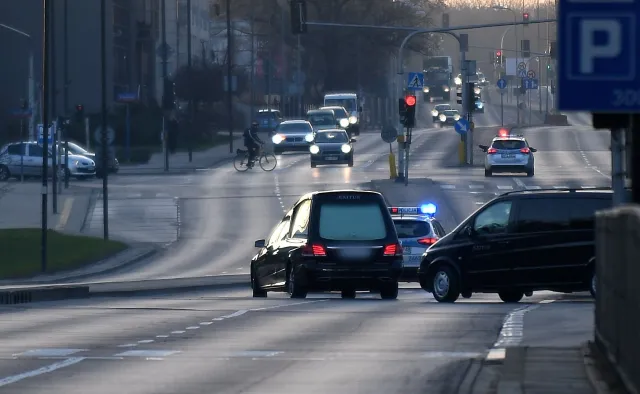 Patrole, radiowozy i asysta policji. Poranna ekshumacja ofiary smoleńskiej w Warszawie