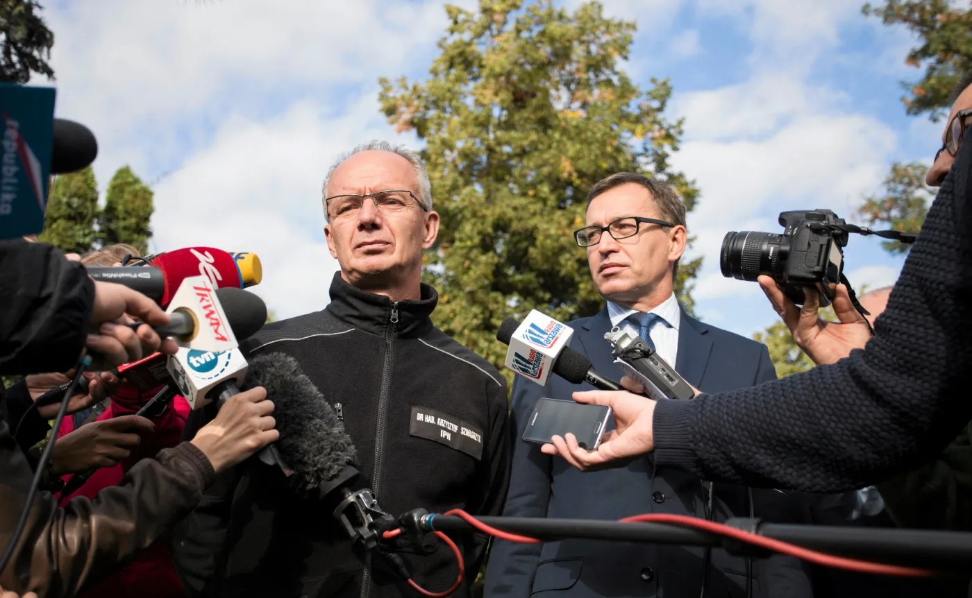 Kolejny etap poszukiwań ofiar komunistów. Szczątki 20 osób pod cmentarną alejką?