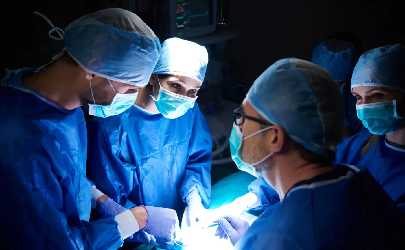 Chirurdzy w trakcie operacji