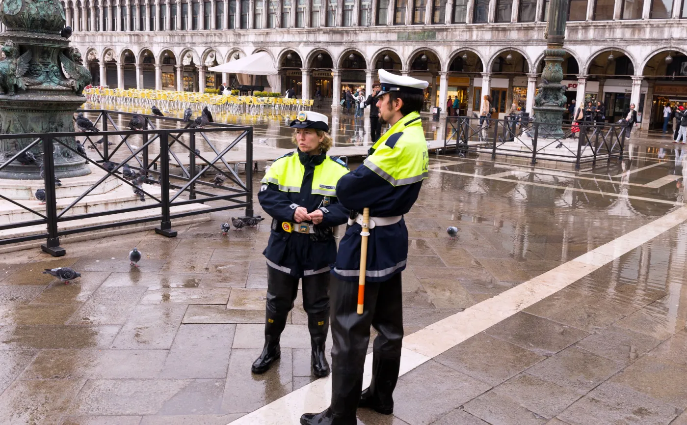 Policjanci na Placu świętego Marka w Wenecji
