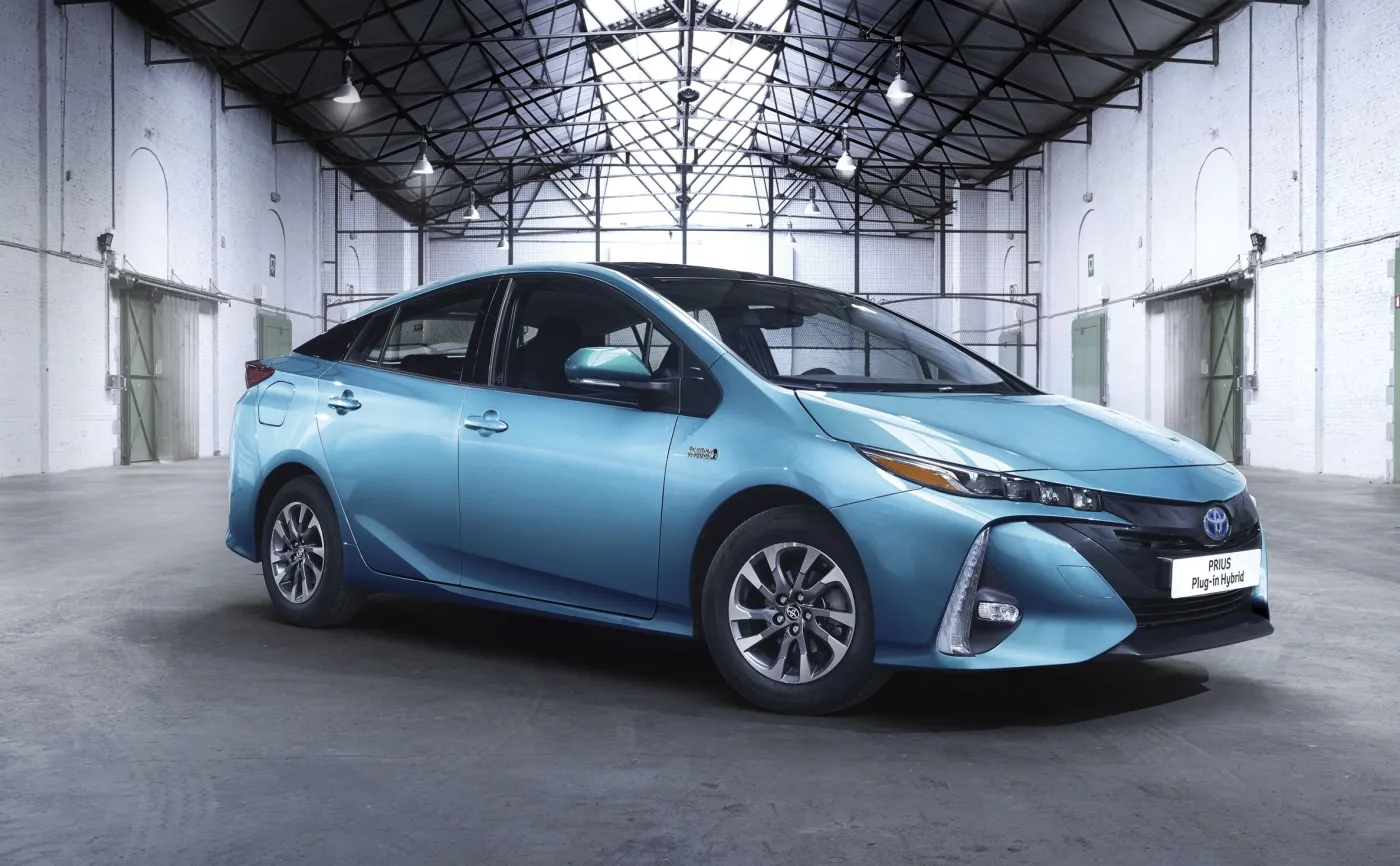 10063353-toyota-prius-plug-in-hybrid.jpg
