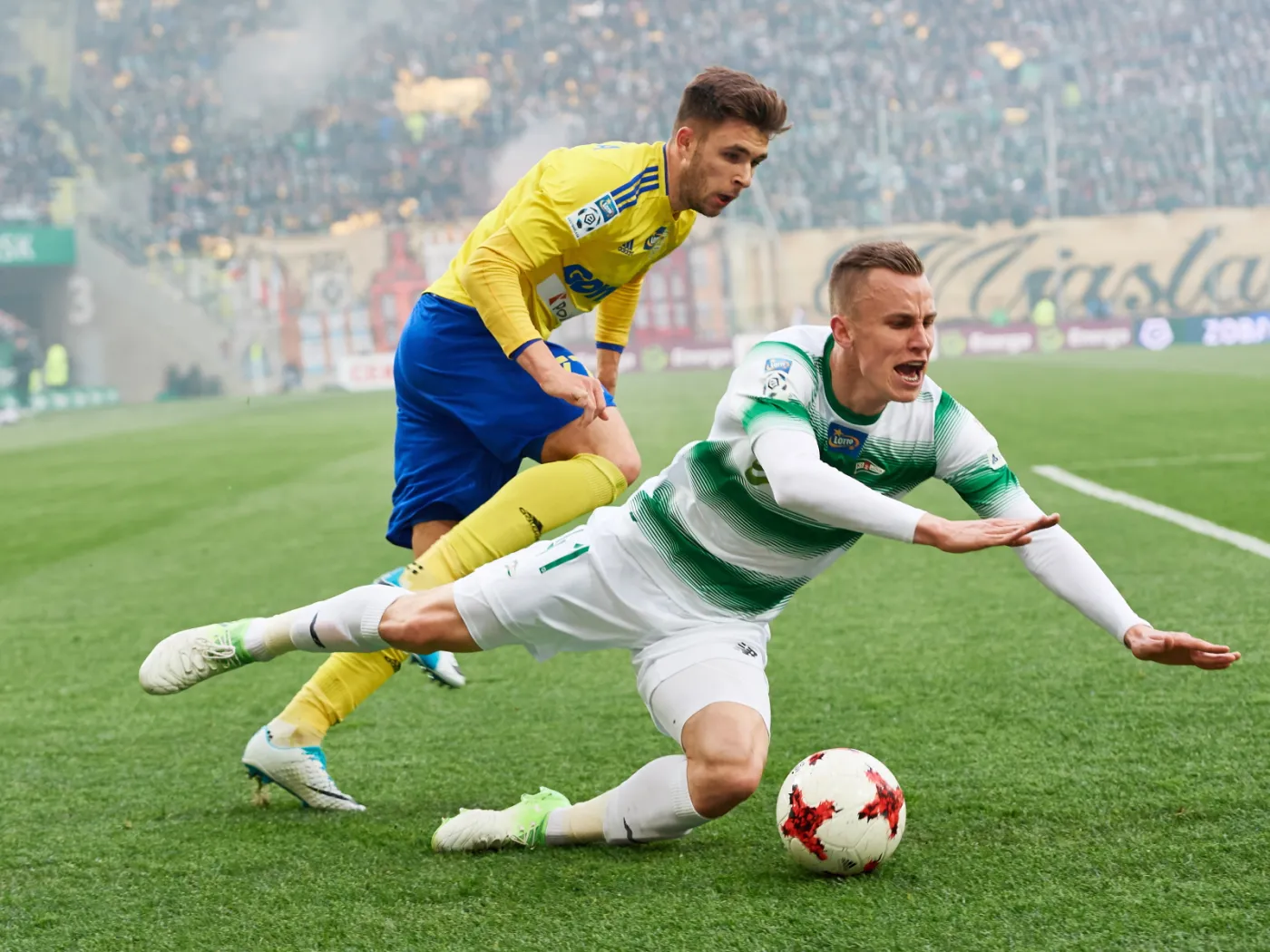 Zawodnik Lechii Gdańsk Paweł Stolarski (P) i Dariusz Formella (L) z Arki Gdynia