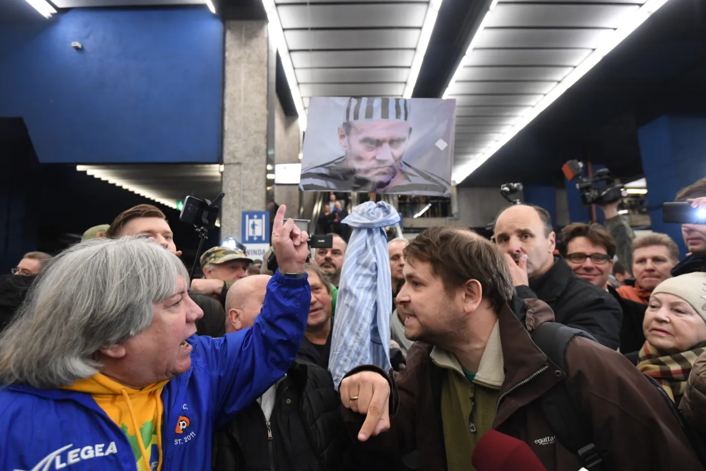 Donald Tusk przyjechał do Warszawy. Na dworcu powitali go zwolennicy i przeciwnicy [ZDJĘCIA]