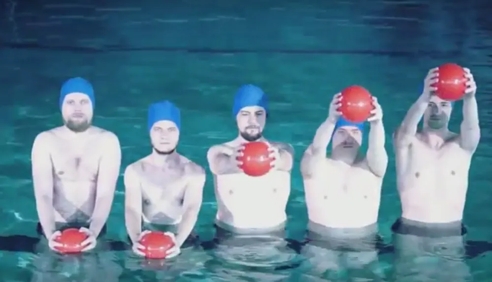 Kadr z teledysku "First Lover" zespołu Romantic Fellas