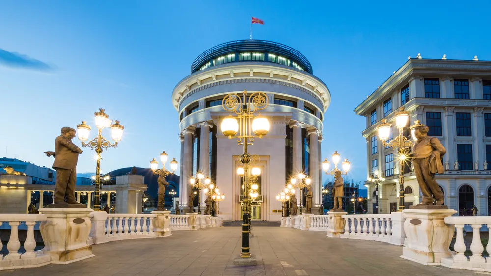 Skopje najtańszą europejską stolicą. Widok z mostu w centrum miasta