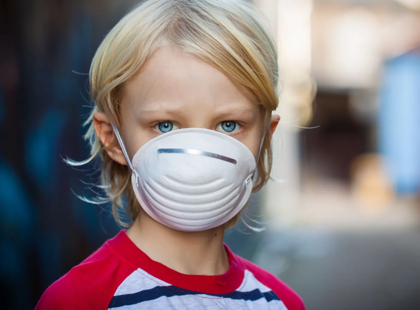 Dziecko w maseczce na twarzy