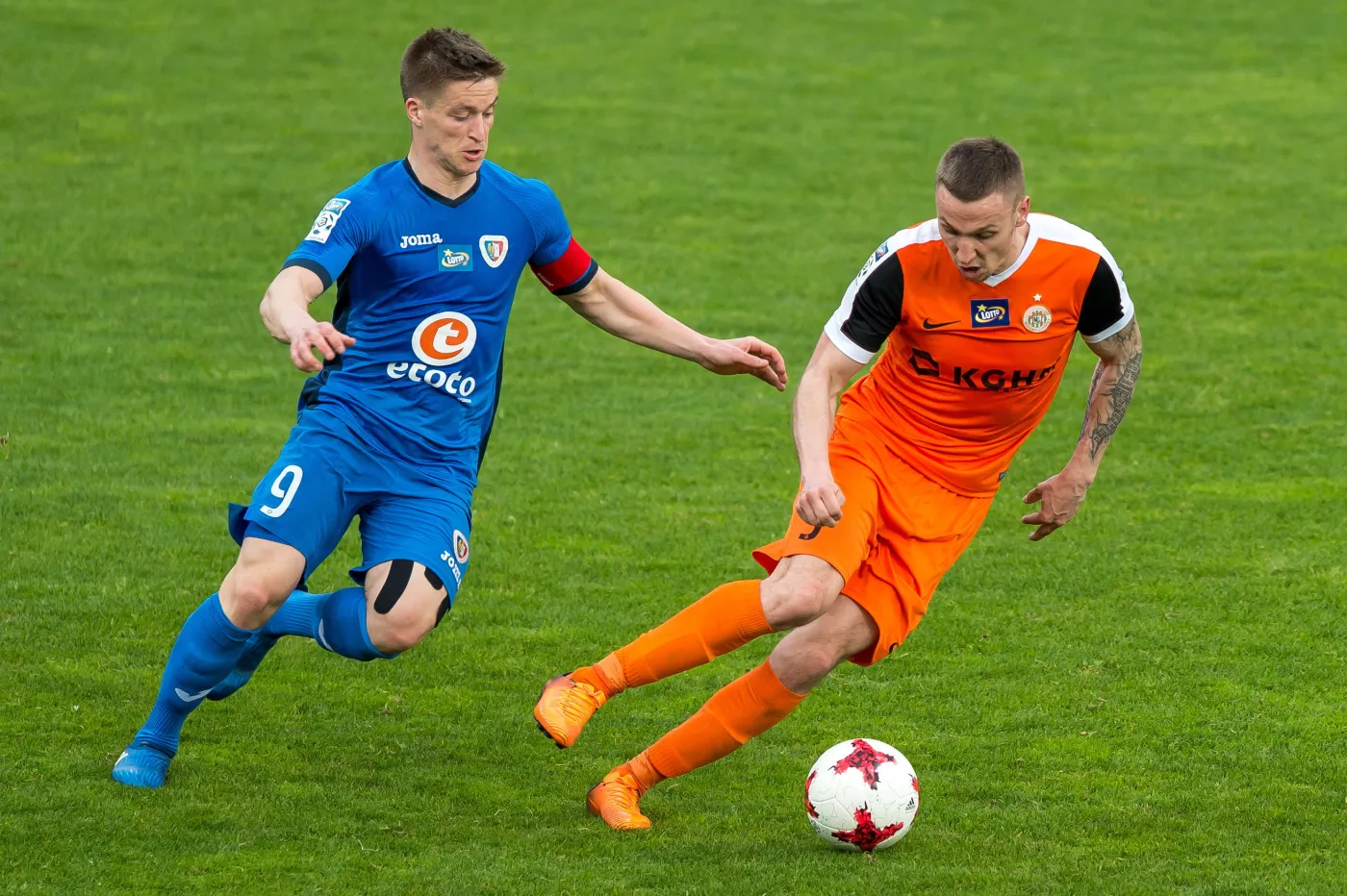 Piłkarz KGHM Zagłębie Lubin Arkadiusz Woźniak (P) i Radosław Murawski (L) z Piasta Gliwice