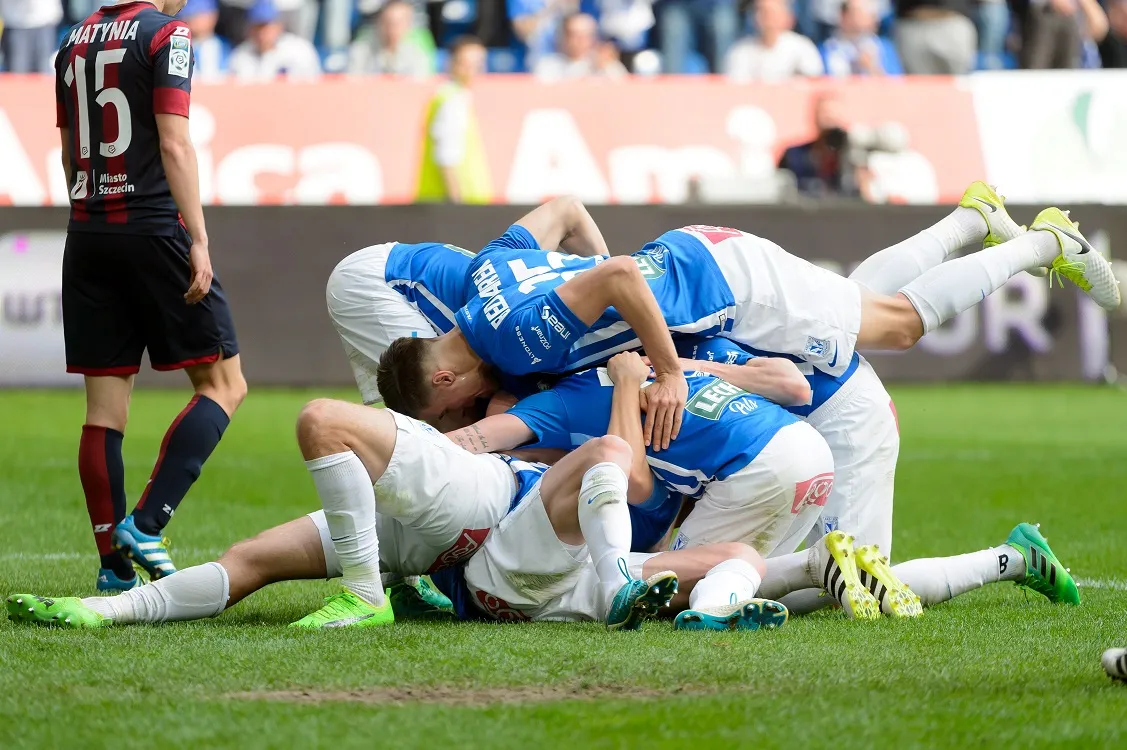Piłkarze Lecha Poznań cieszą się z gola Łukasza Trałki podczas meczu grupy mistrzowskiej Ekstraklasy z Pogonią Szczecin