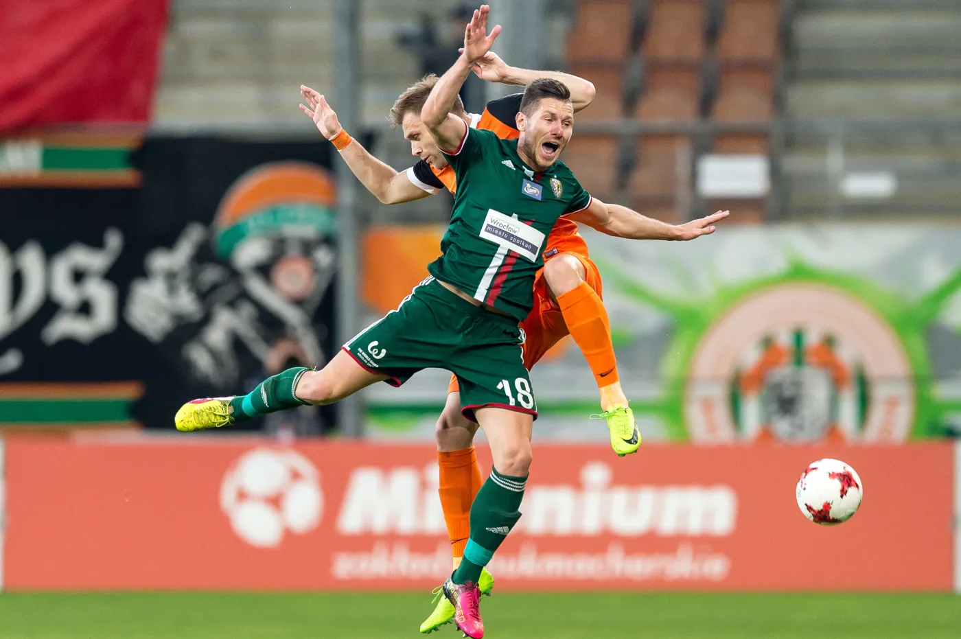 Piłkarz KGHM Zagłębie Lubin Dorde Cotra (tył) i Łukasz Madej (przód) ze Śląska Wrocław