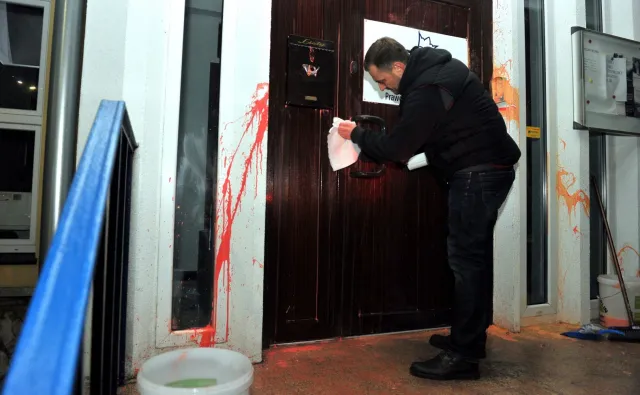 Poseł Nitras czyścił oblane farbą drzwi biura PiS. Brudziński dziękuje za ten gest