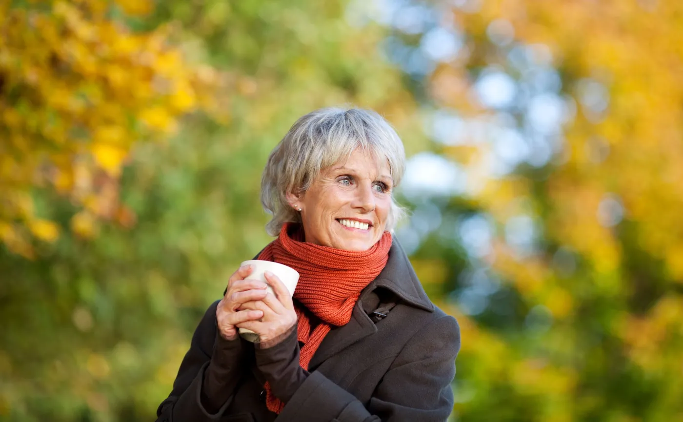 Starsza kobieta na spacerze