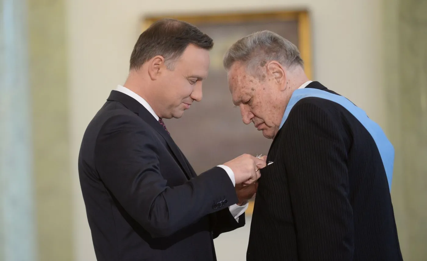 Prezydent Andrzej Duda (L) oraz prof. Jerzy Gryglewski (P) podczas uroczystości w Pałacu Prezydenckim