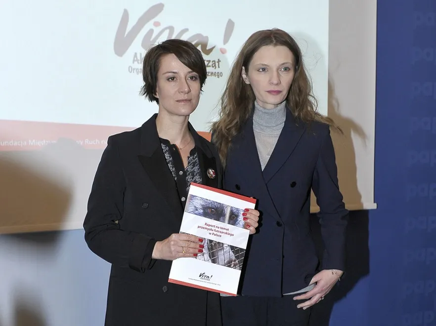 Uwielbiamy je za naturalność: Maja Ostaszewska i Agata Buzek na ważnej konferencji. FOTO