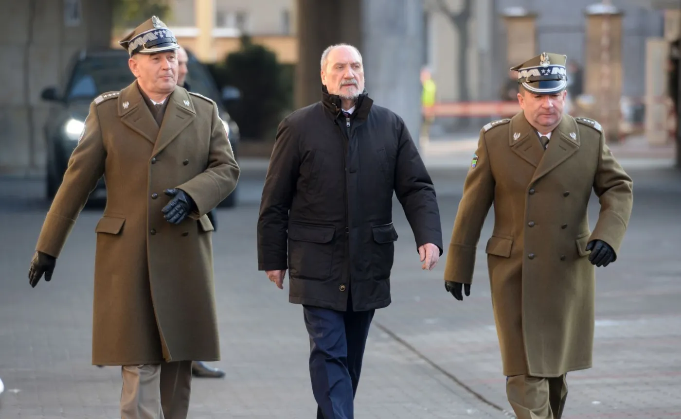 Antoni Macierewicz (w środku)