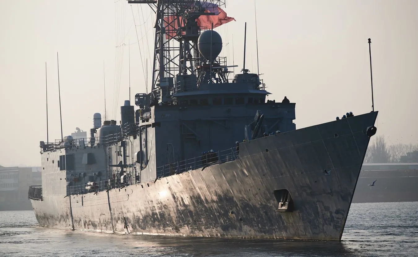 Fregata rakietowa ORP Gen. T. Kościuszko wychodzi z portu wojennego w Gdyni