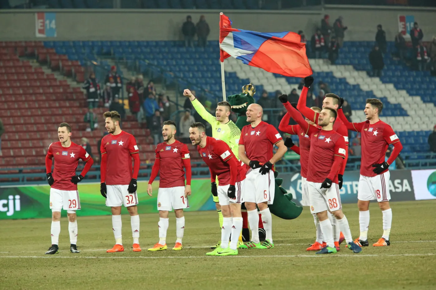 Zawodnicy Wisły Kraków cieszą się z pokonania 2:0 Korony Kielce