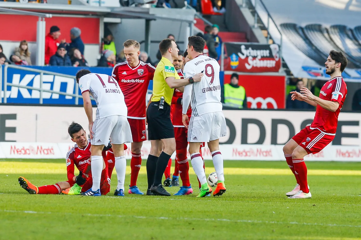 Robert Lewandowski (w środku)