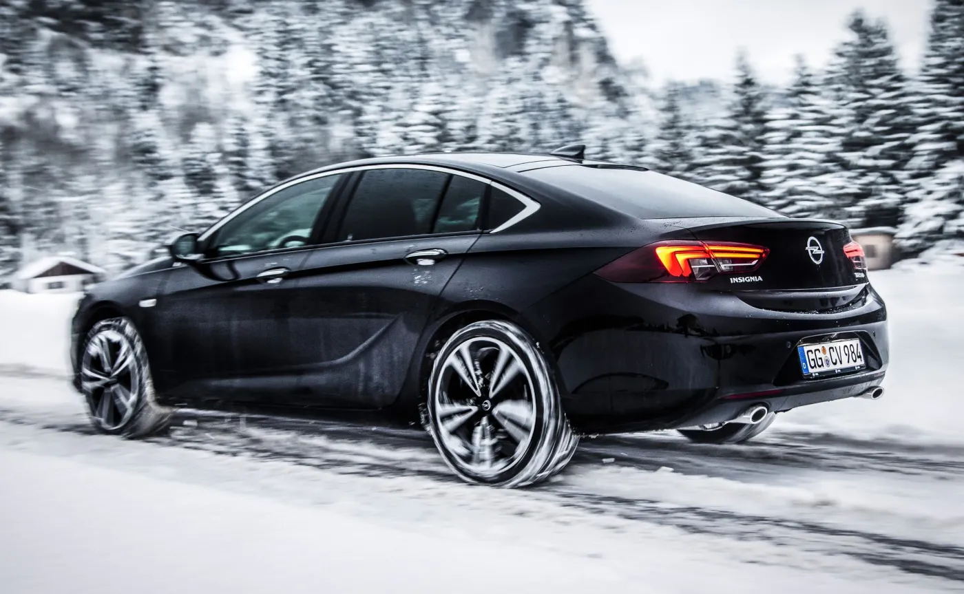 9889450-opel-insignia-grand-sport-4x4.jpg
