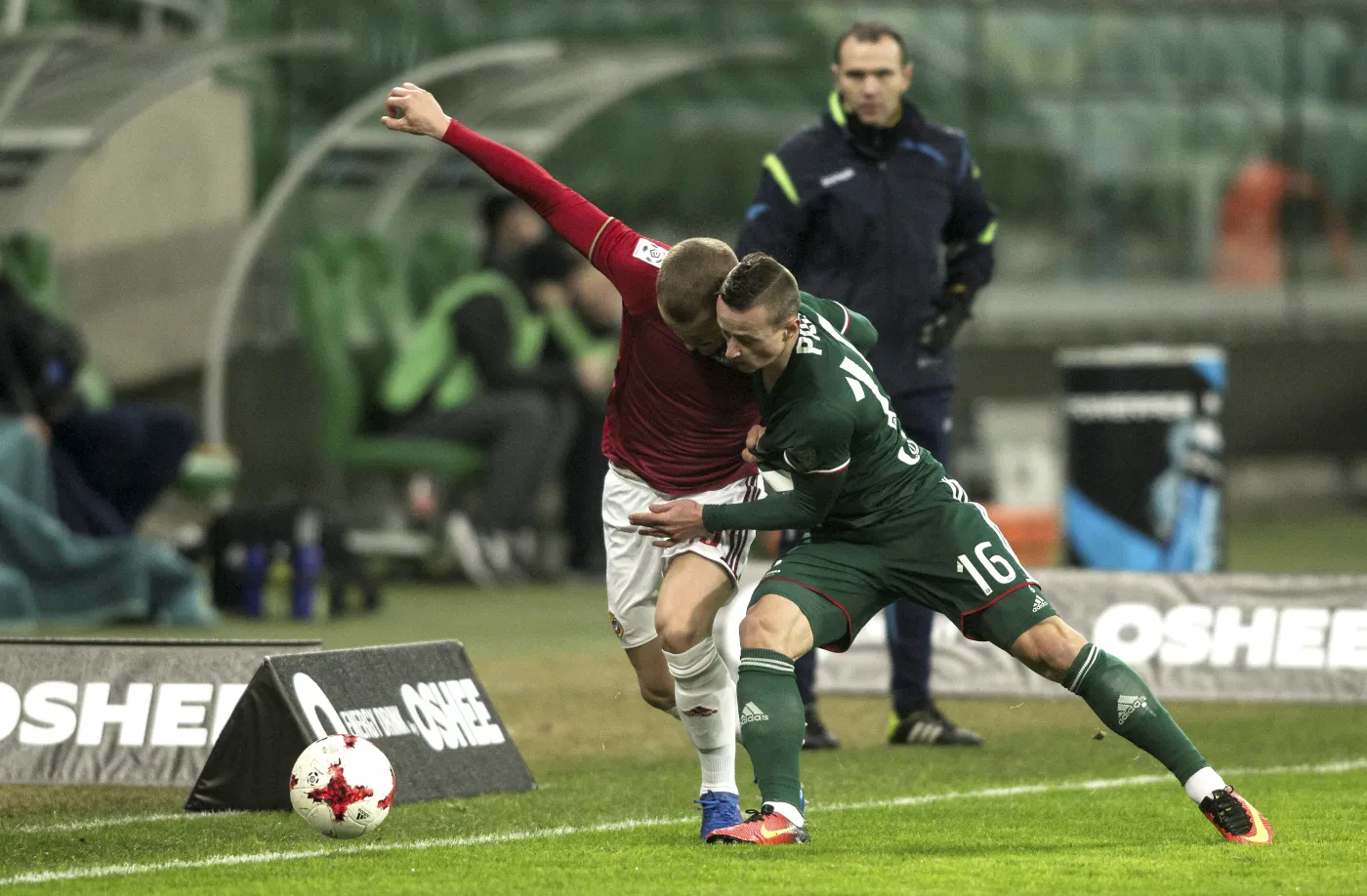 Piłkarz Śląska Wrocław Robert Pich (P) i Tomasz Cywka (L) z Wisły Kraków