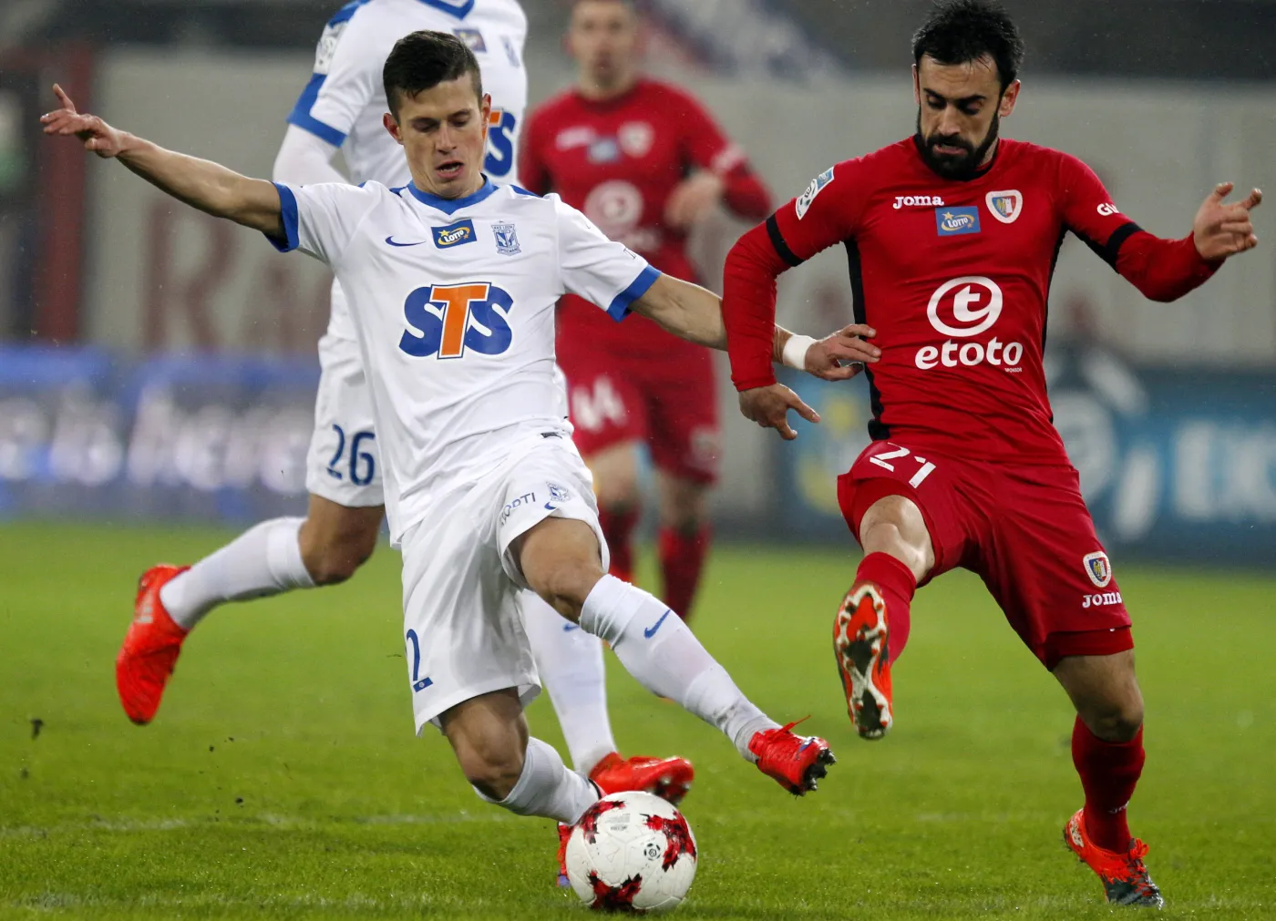 Piłkarz Piasta Gliwice Gerard Badia (P) i Wołodymyr Kostewycz (L) z Lecha Poznań