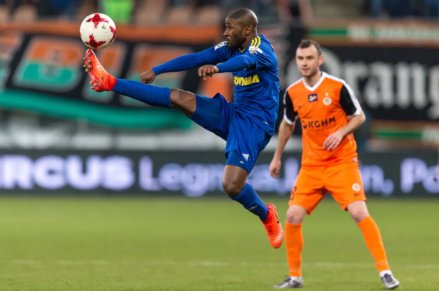 Zawodnik KGHM Zagłębia Lubin Filip Starzyński (P) i Yannick Kakoko (L) z Arki Gdynia