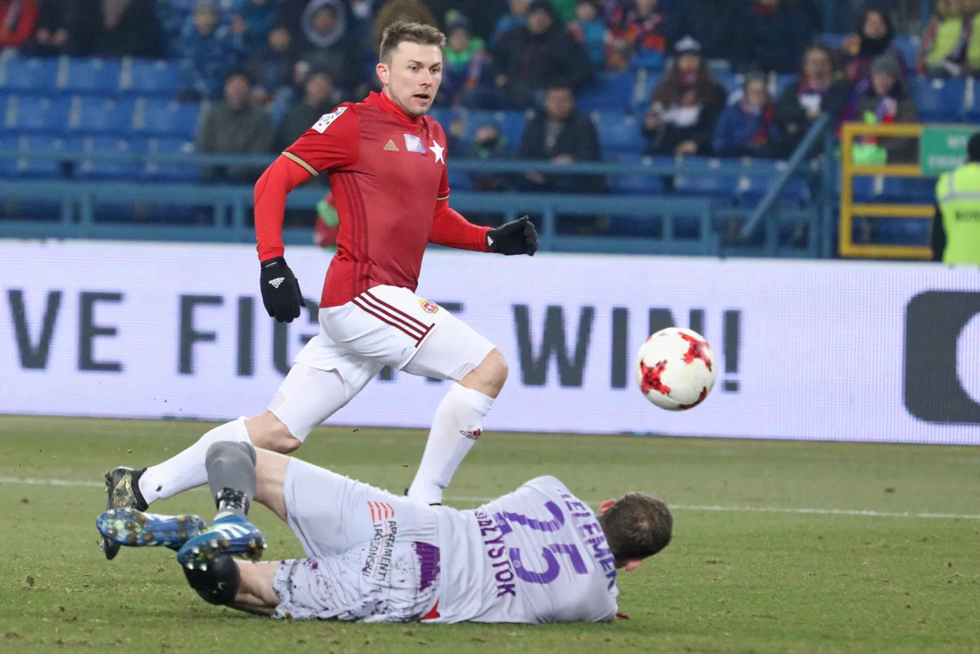 Zawodnik Wisły Kraków Rafał Boguski (L) i bramkarz Marian Kelemen (P) z Jagiellonii Białystok