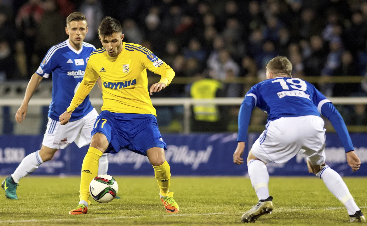 Piłkarz Wigier Suwałki Maciej Wichtowski (P) i Dariusz Formella (C) z Arki Gdynia