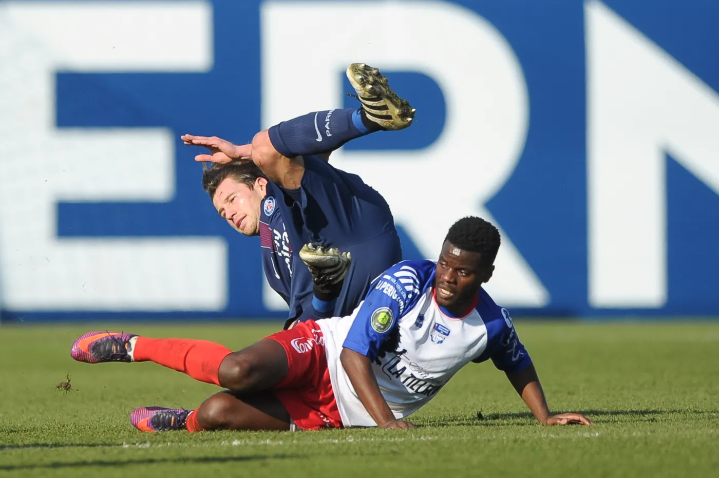 Grzegorz Krychowiak (w ciemnym stroju)