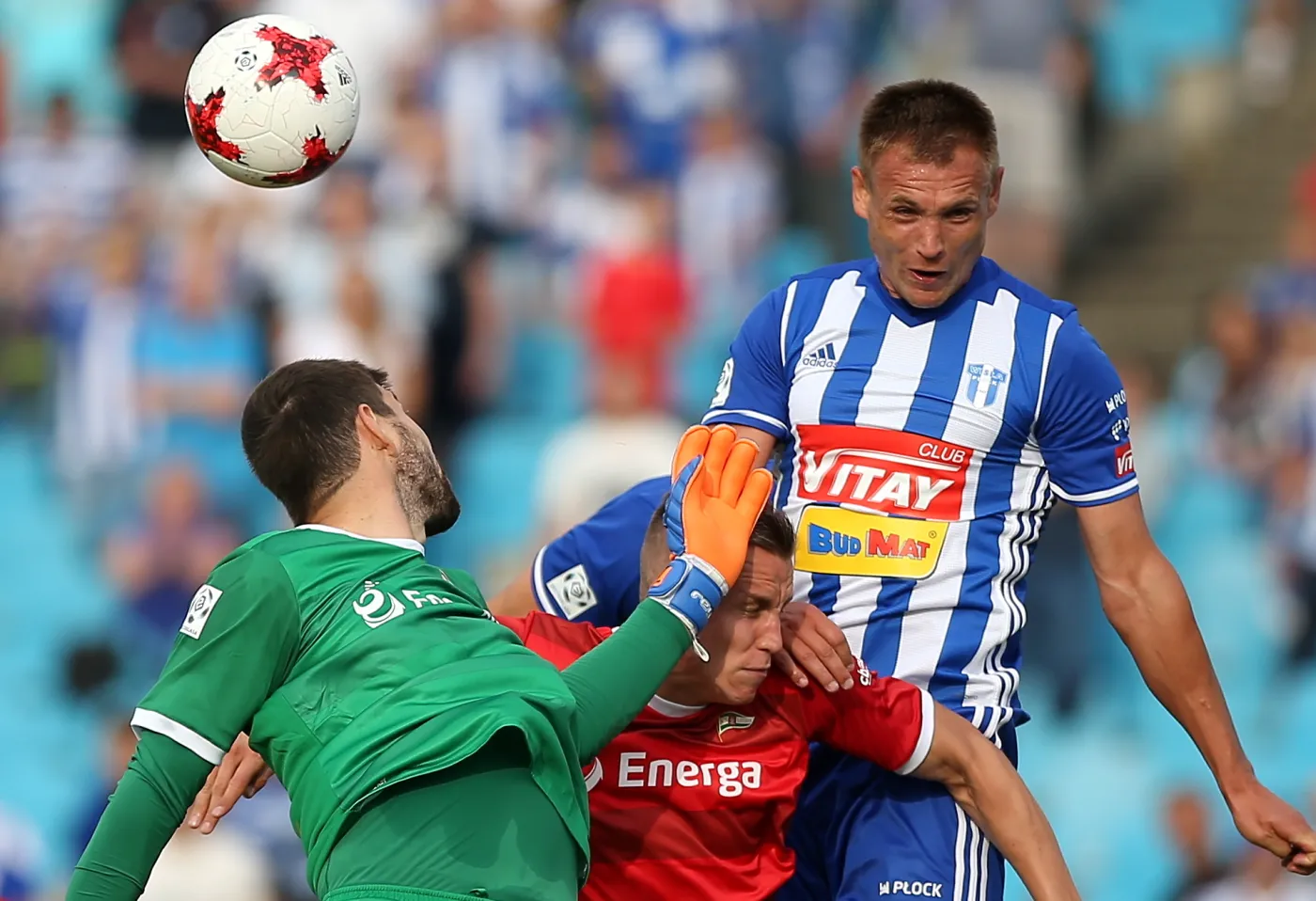 Piłkarz Wisły Płock Mateusz Piątkowski (P) oraz Paweł Stolarski (L) i bramkarz Dusan Kuciak (L) z Lechii Gdańsk