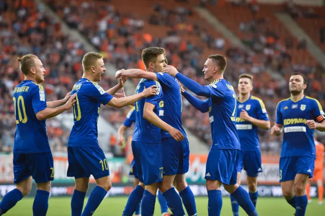 Po 38 latach Arka Gdynia wraca do europejskich pucharów. Lech kontynuuje walkę w kwalifikacjach. Sprawdź, gdzie oglądać