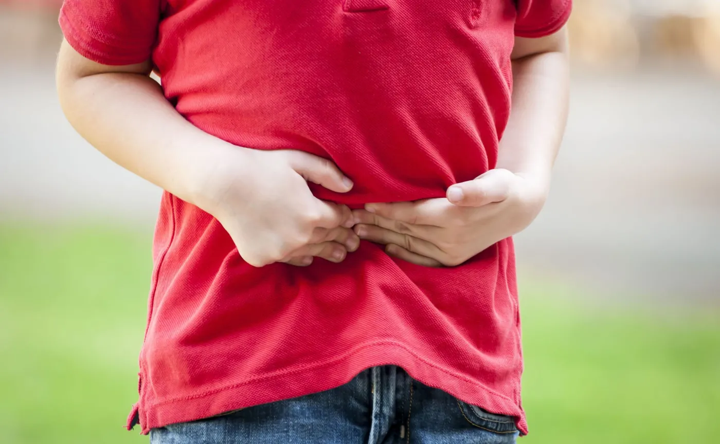 Dziecko trzyma się za bolący brzuch