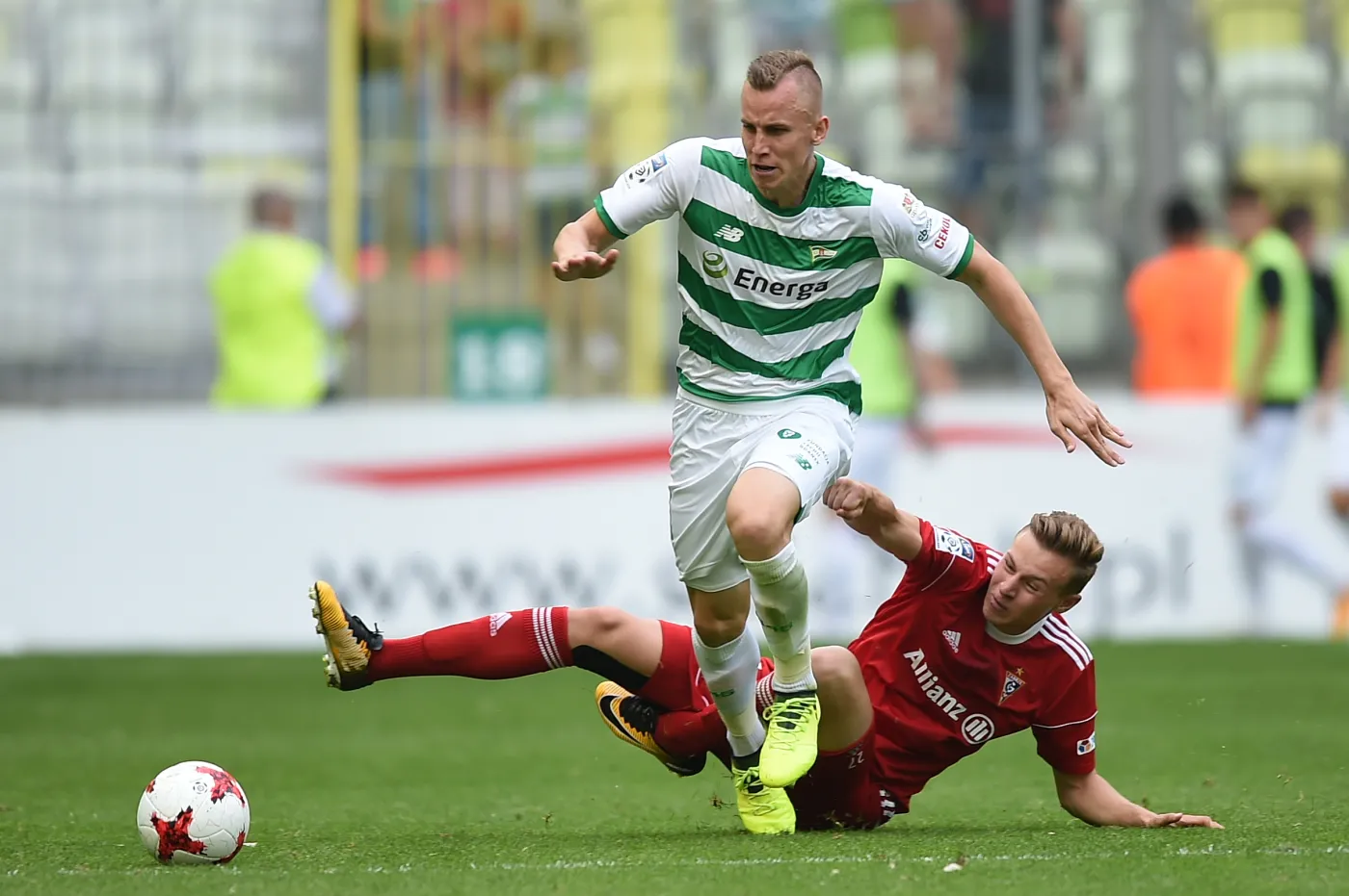 Zawodnik Lechii Gdańsk Paweł Stolarski (L) i Szymon Żurawski (P) z Górnika Zabrze