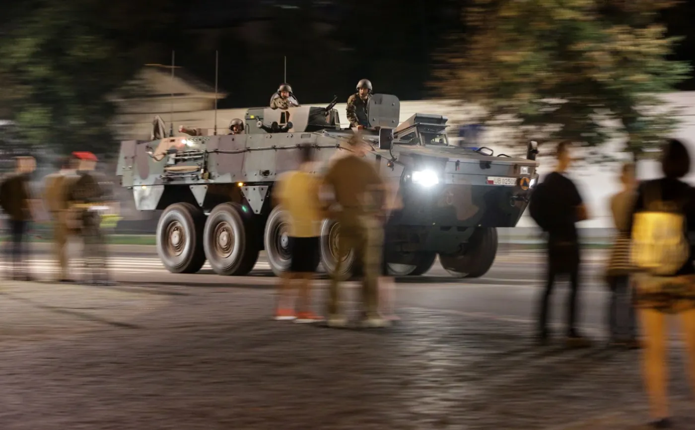 Nocna próba w Warszawie przed defiladą – większą niż rok temu. "Po raz pierwszy weźmie w niej udział pododdział WOT"