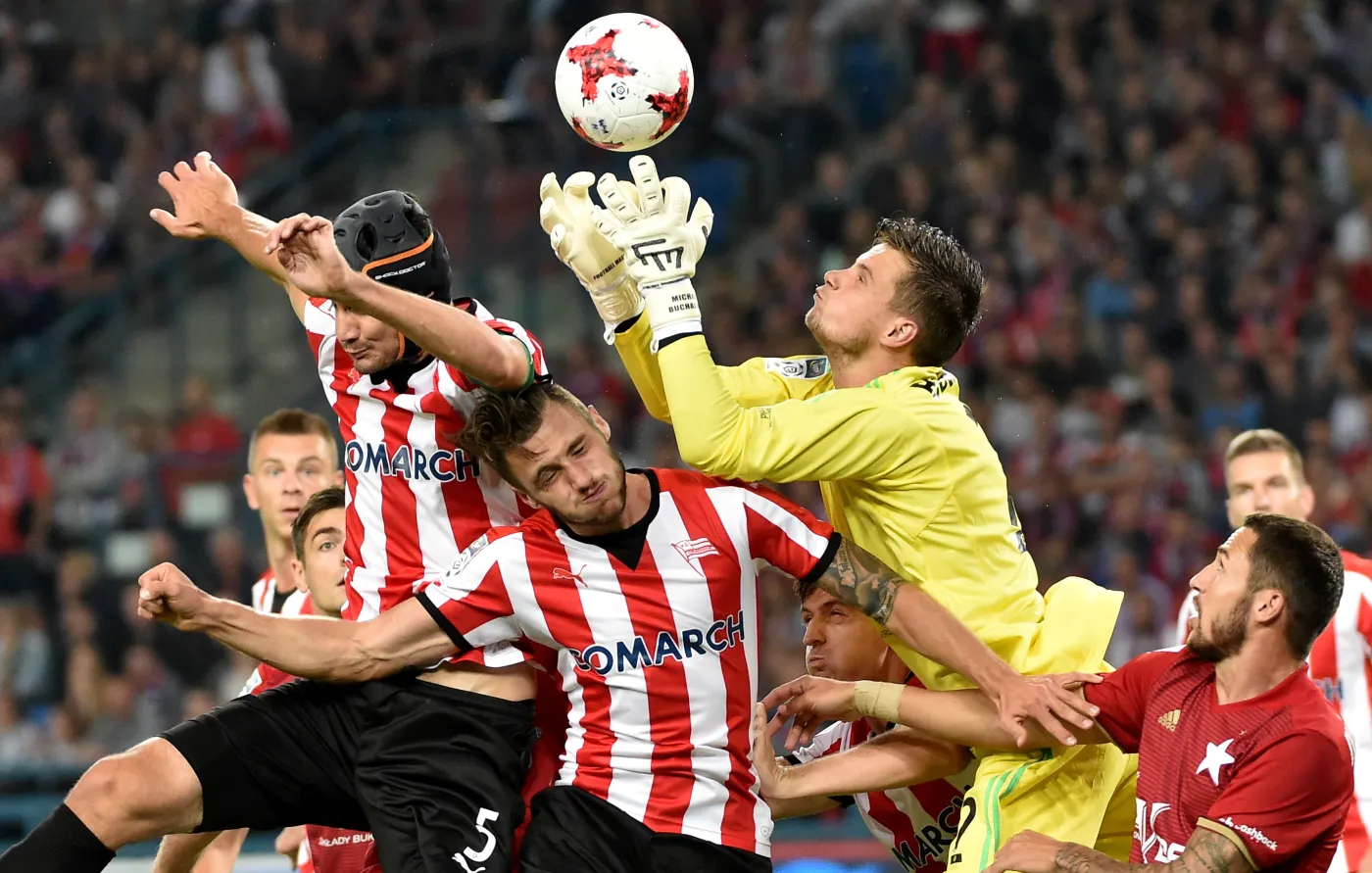 Bramkarz Wisły Kraków Michał Buchalik (P) oraz piłkarze Cracovii Miroslav Covilo (L) i Mateusz Szczepaniak (C)