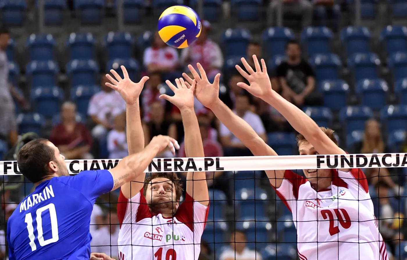 Grzegorz Łomacz (C) i Mateusz Bieniek (P) oraz Alexander Markin (L) podczas meczu Memoriału Huberta Wagnera w Krakowie