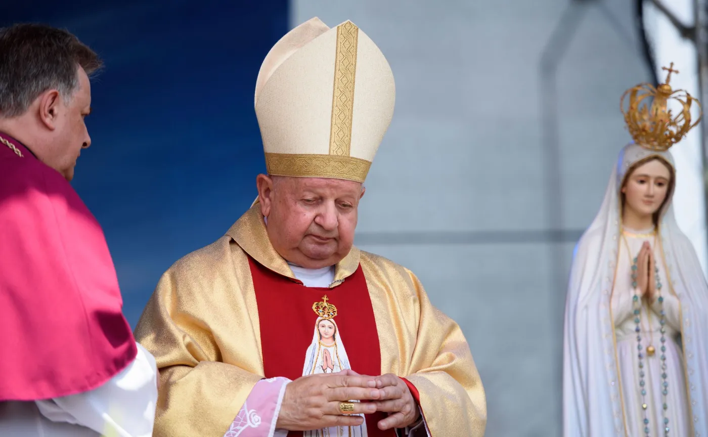 Kard. Dziwisz: Uczymy się, jak nie ulegać pokusie, by urządzać sobie życie bez Boga, bez Kościoła