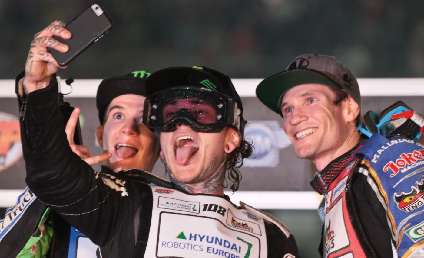 Tai Woofinden (C), Patryk Dudek (L) i Jason Doyle (P) na podium Grand Prix Polski na żużlu w Gorzowie Wielkopolskim