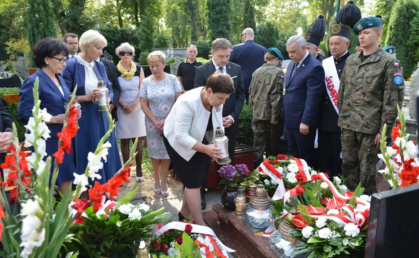 Premier Beata Szydło złożyła kwiaty oraz zapaliła znicze na grobach ofiar Lubina'82