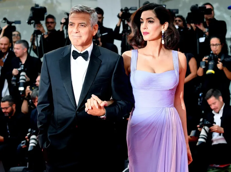 Taka forma chwilę po ciąży? Zachwycająca Amal Clooney z mężem i inne gwiazdy na czerwonym dywanie w Wenecji