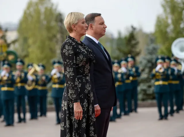 W tej stylizacji trochę za dużo się dzieje: floral lady Agata Duda w Kazachstanie. FOTO