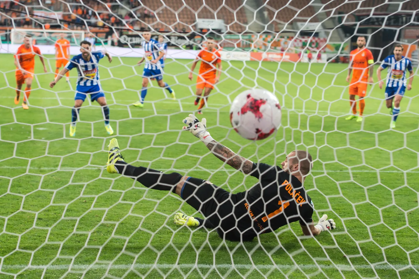 Bramkarz KGHM Zagłębia Lubin Martin Polacek (C) nie broni karnego strzelanego przez Nico Varela (L) z Wisły Płock